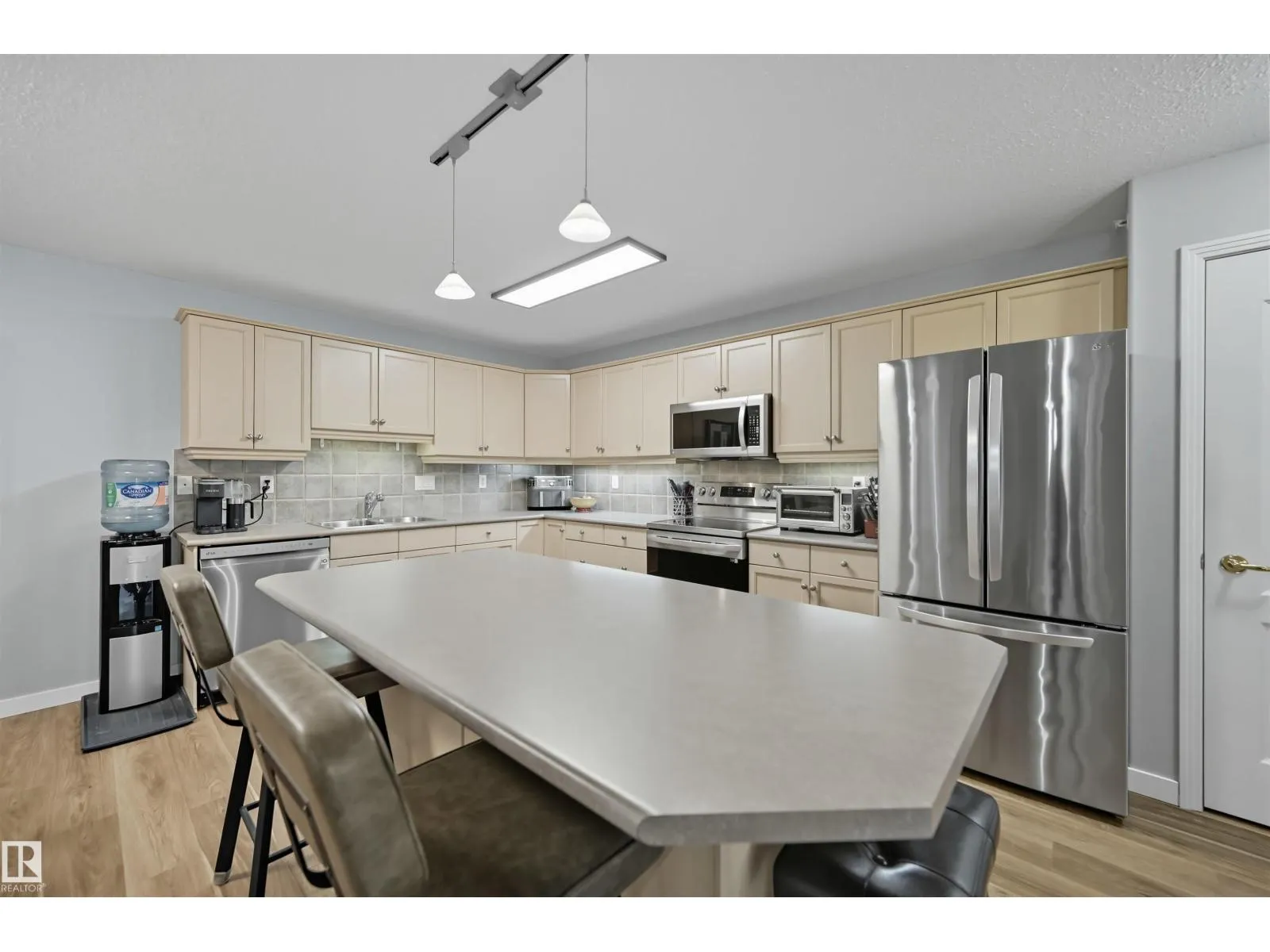 #414 8942 156 ST NW