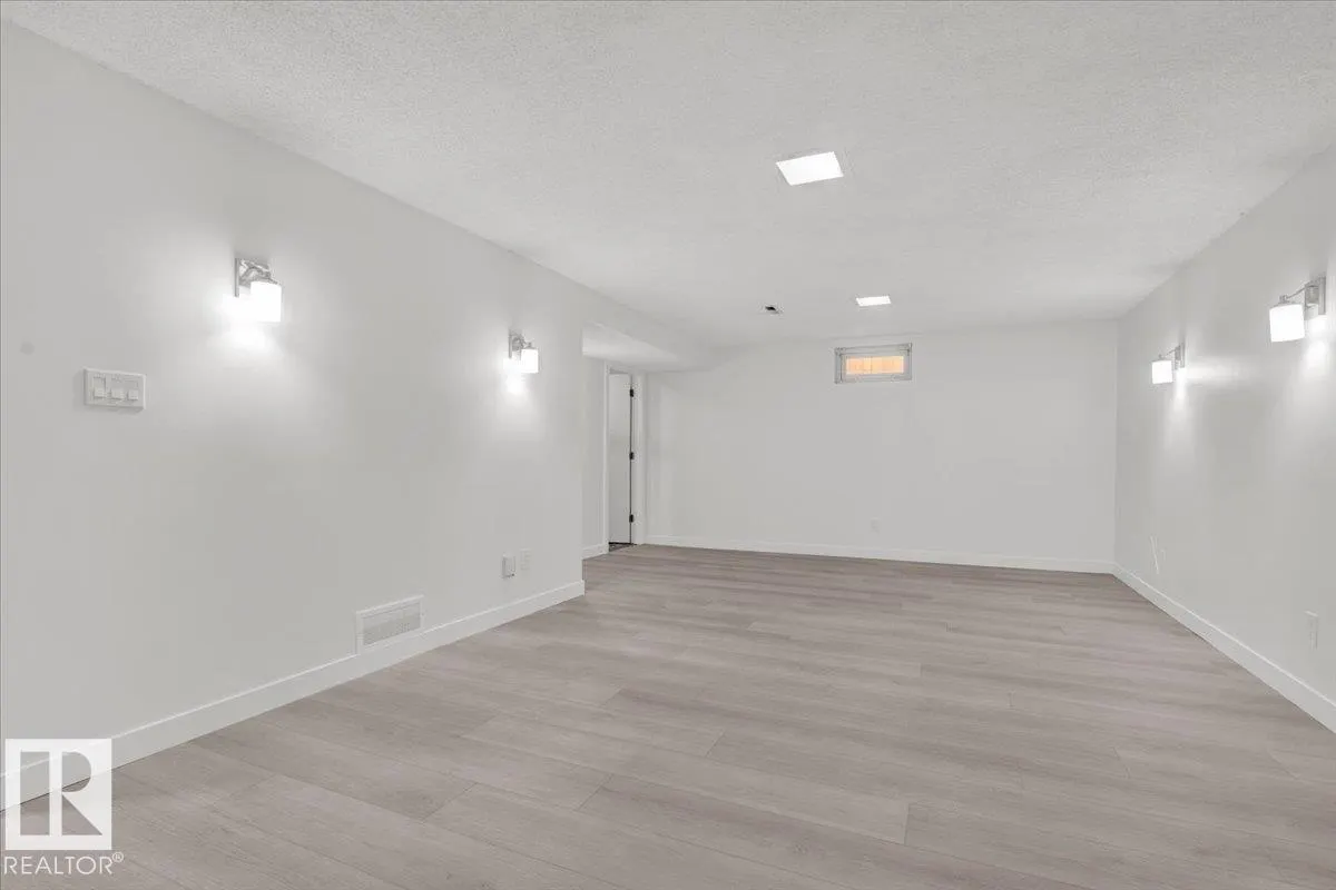 21 FERNWOOD CR