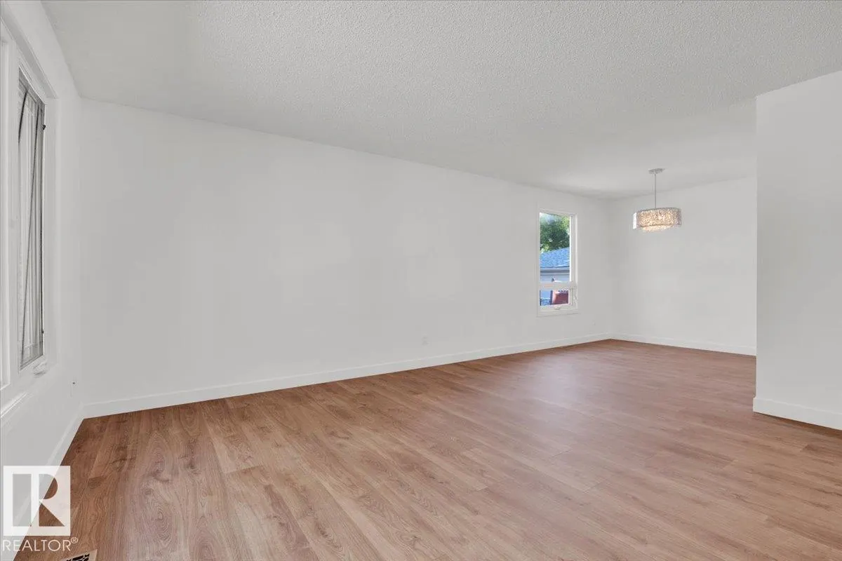 21 FERNWOOD CR