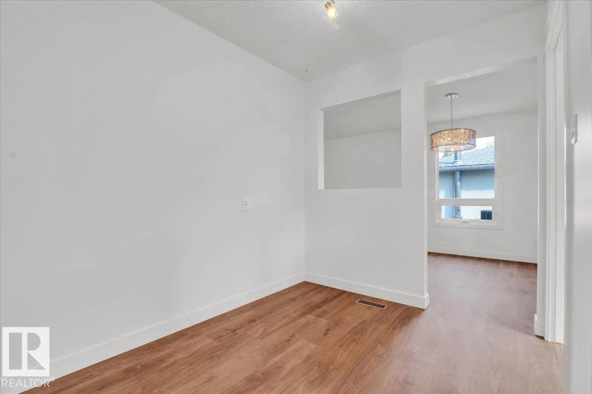 21 FERNWOOD CR