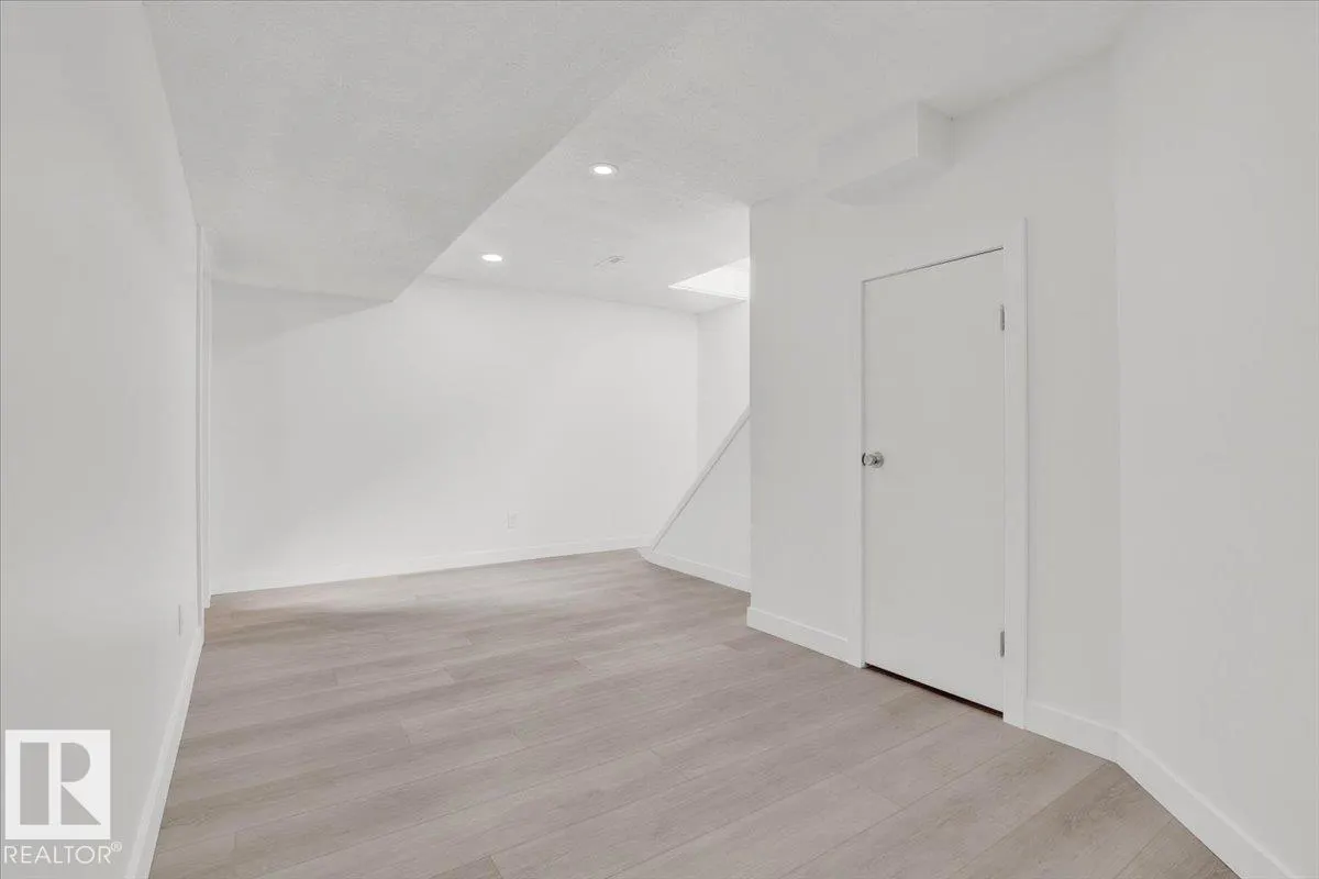 21 FERNWOOD CR