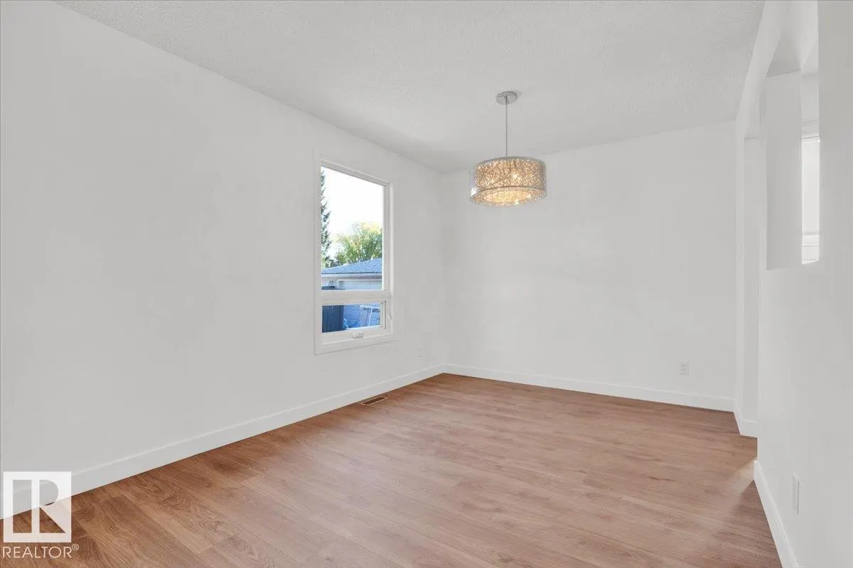 21 FERNWOOD CR