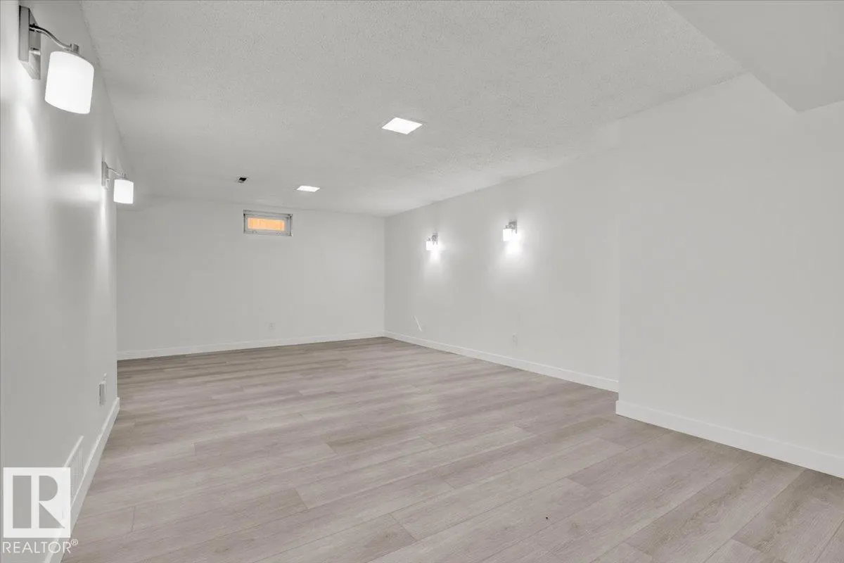 21 FERNWOOD CR