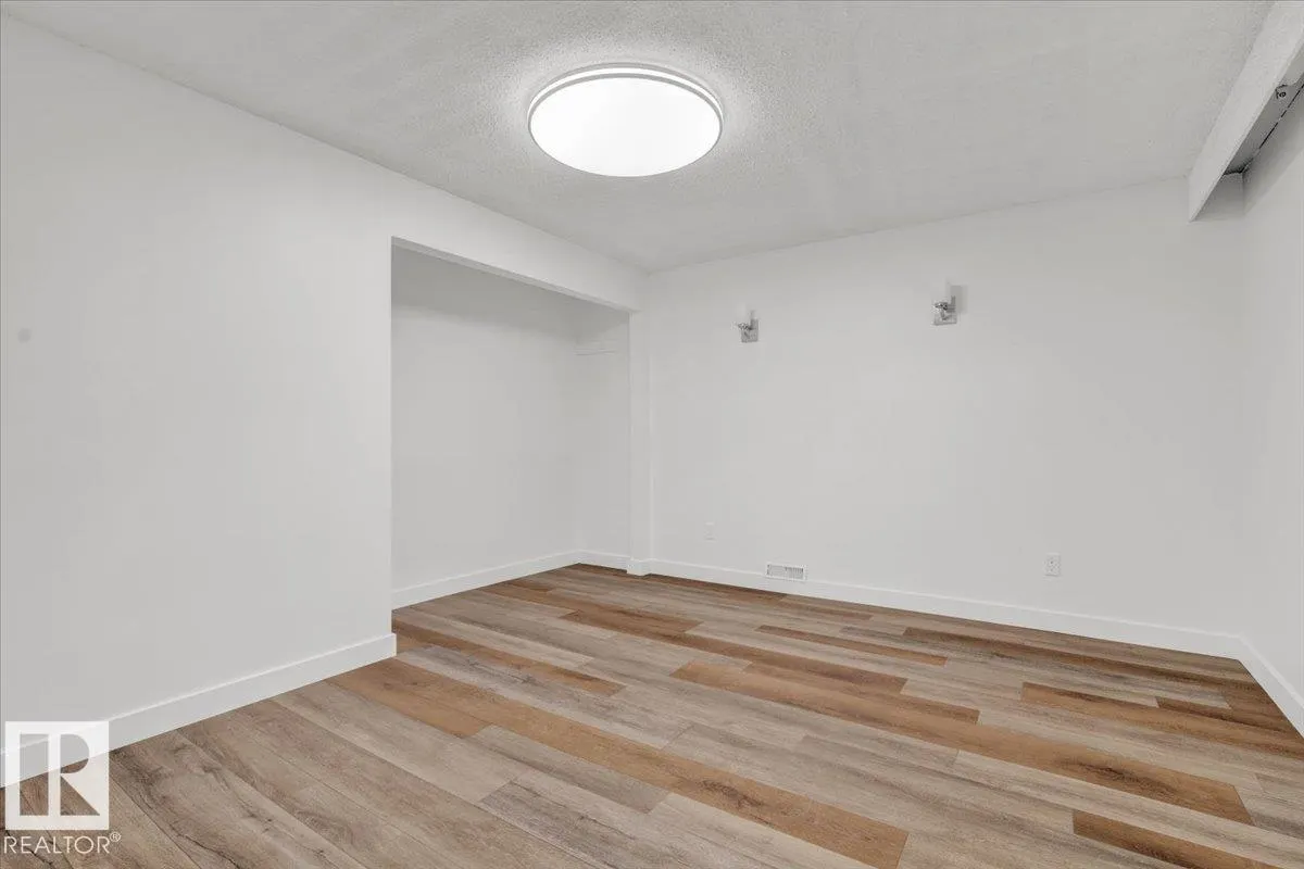 21 FERNWOOD CR