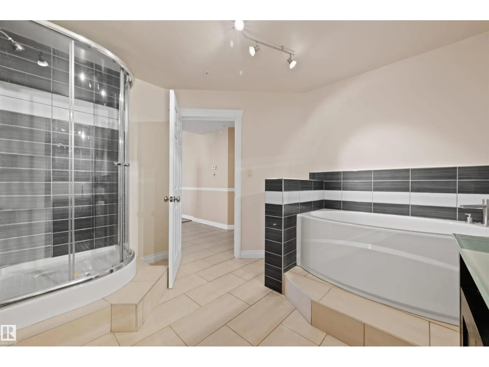 #601 10106 105 ST NW
