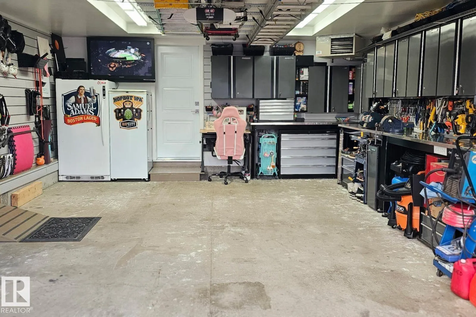 1808 37 AV NW