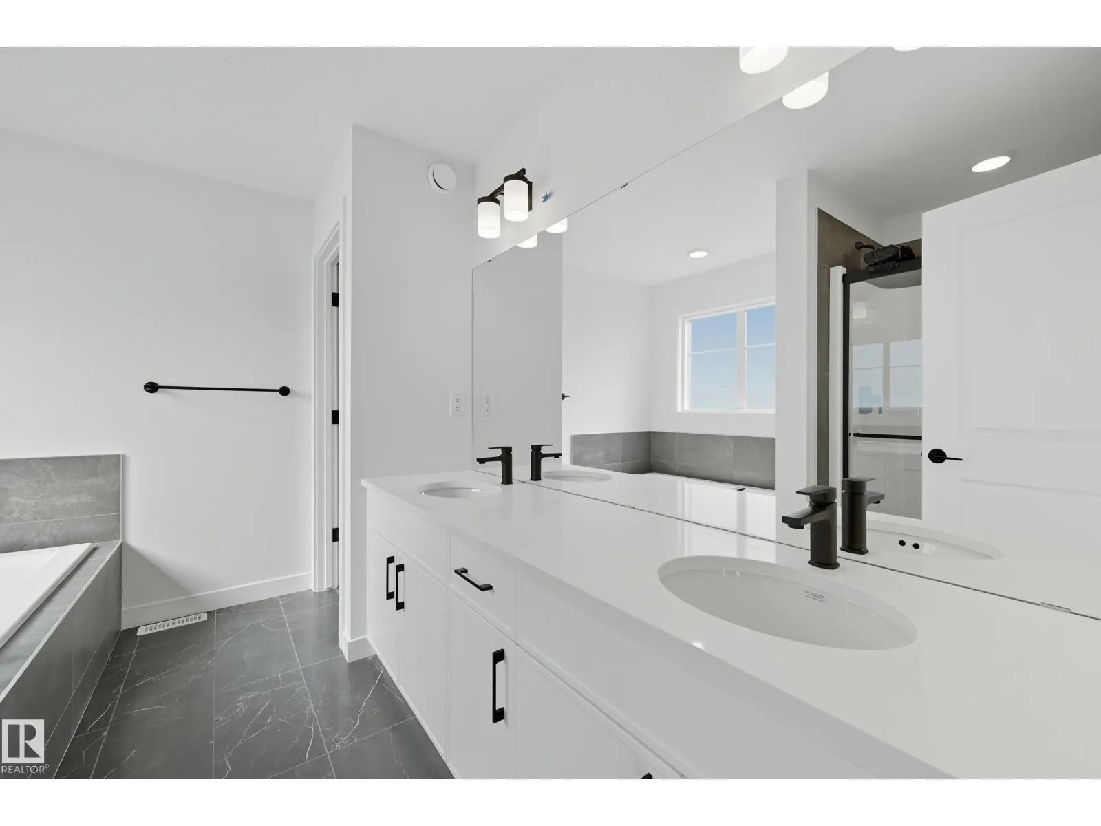 22607 90 AV NW
