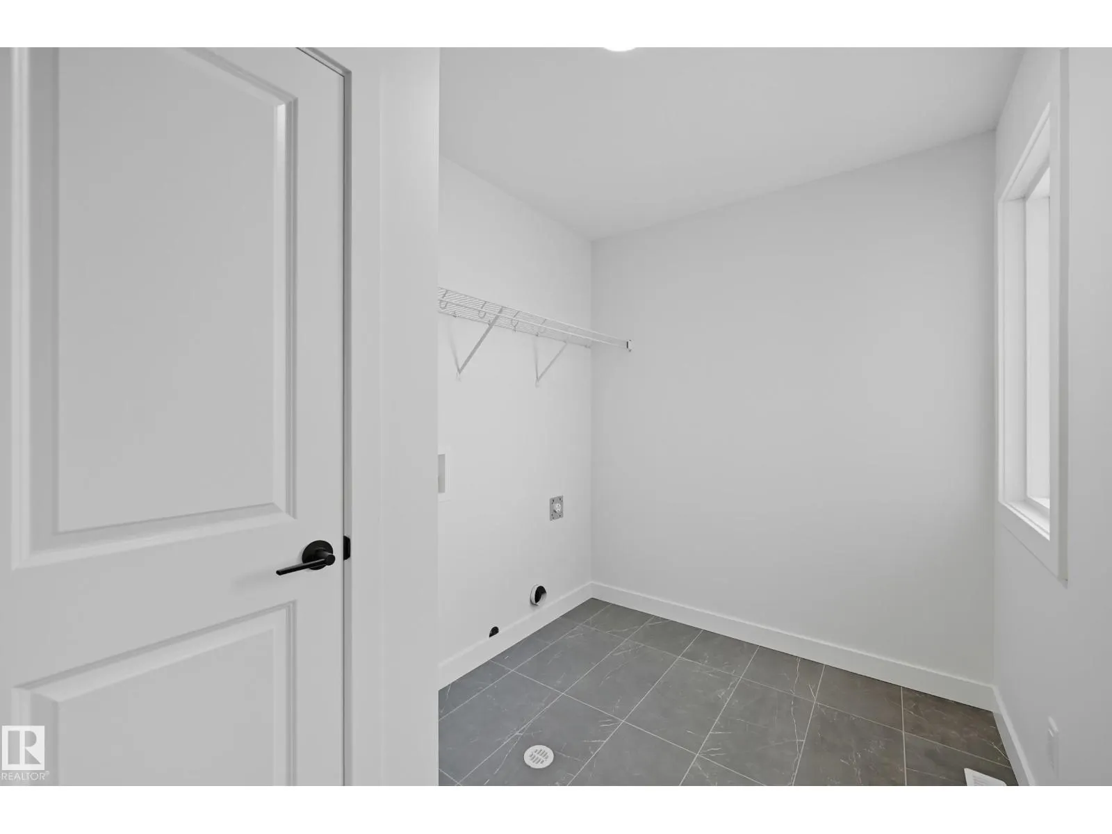 22607 90 AV NW
