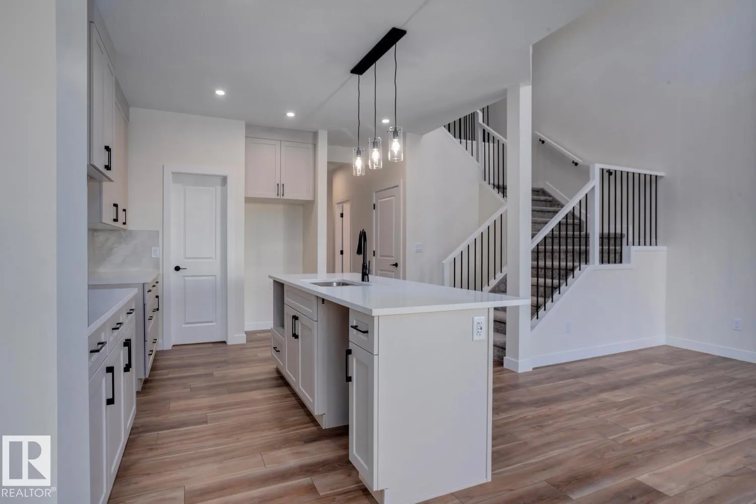 319 28 ST SW