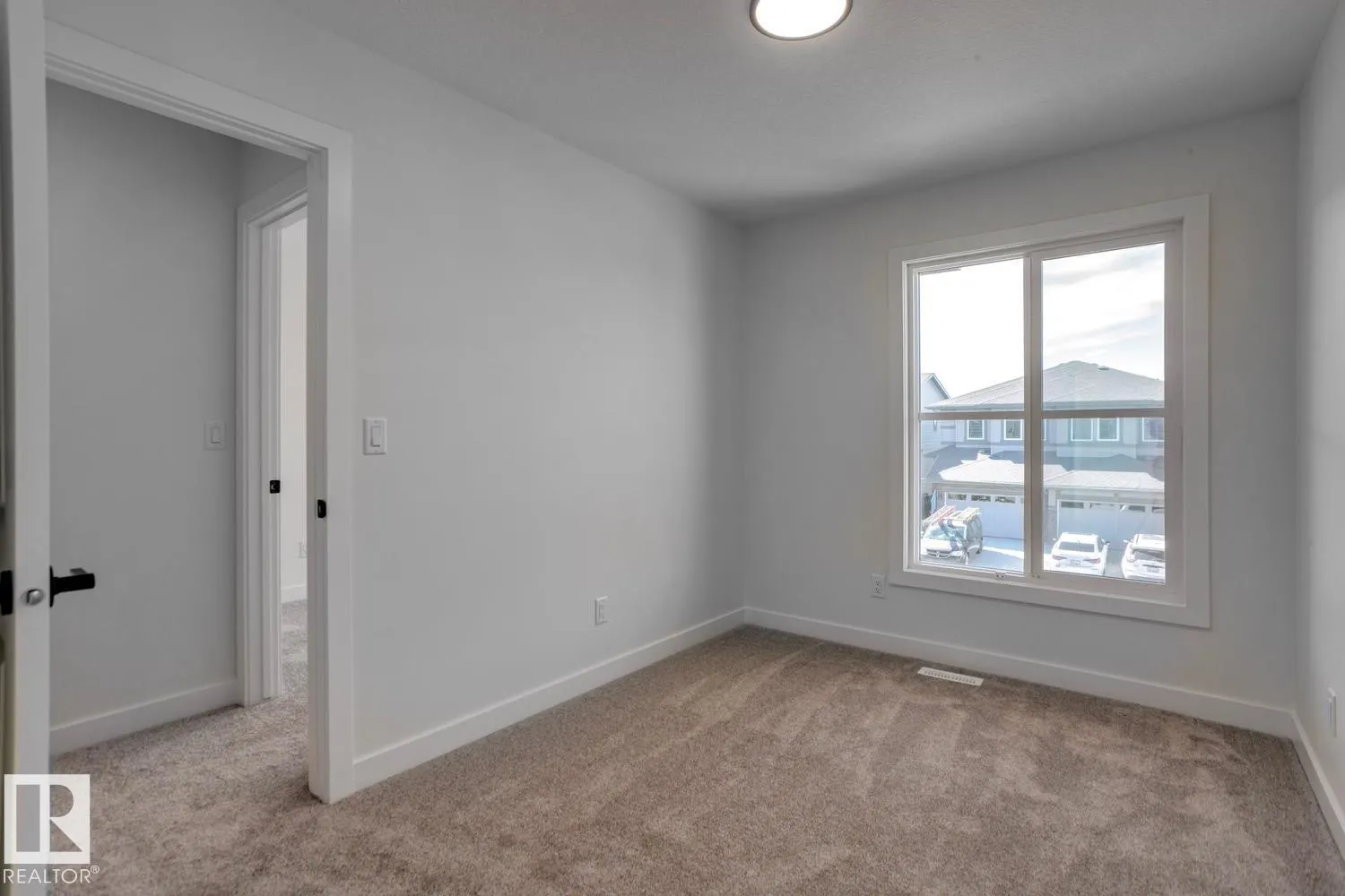 319 28 ST SW