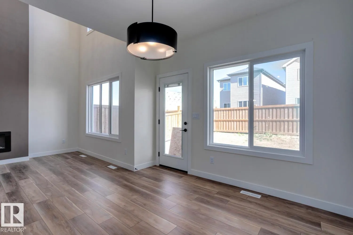 319 28 ST SW