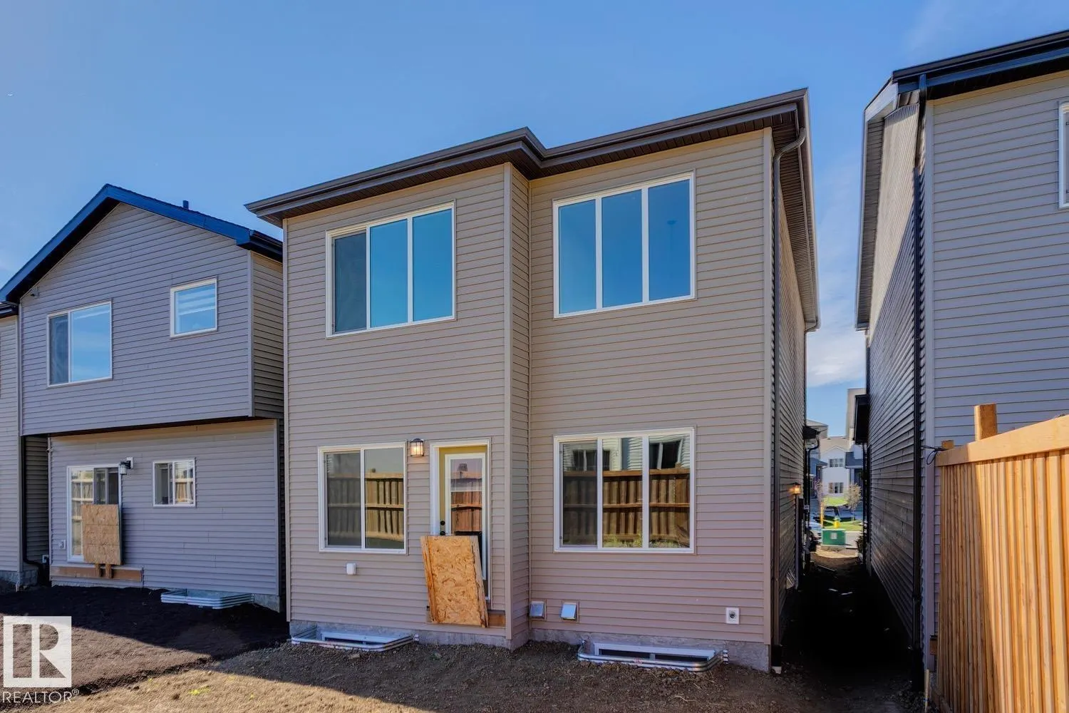 319 28 ST SW