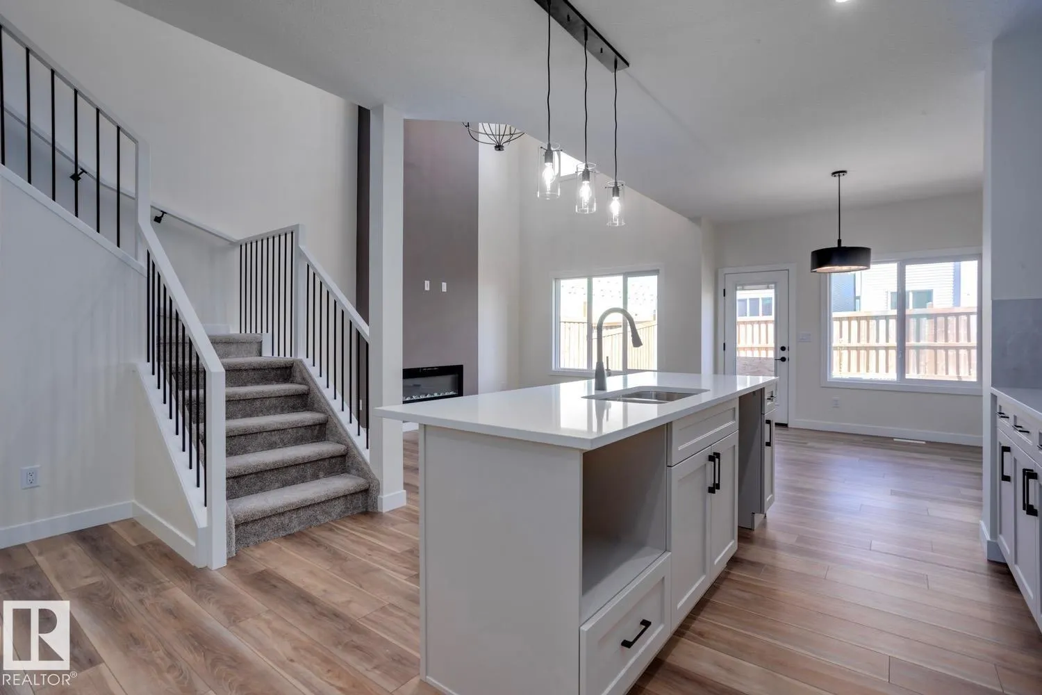 319 28 ST SW
