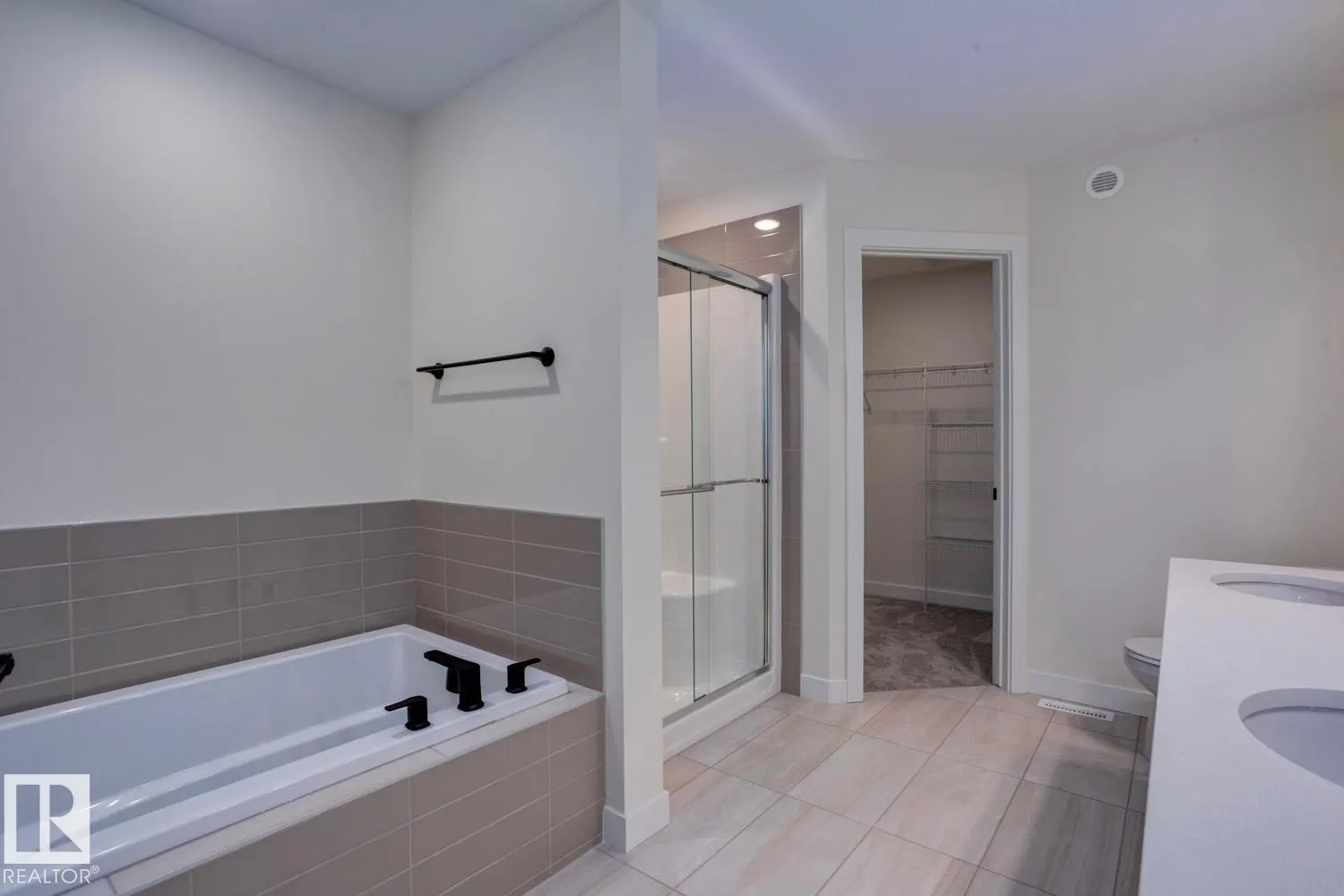 319 28 ST SW