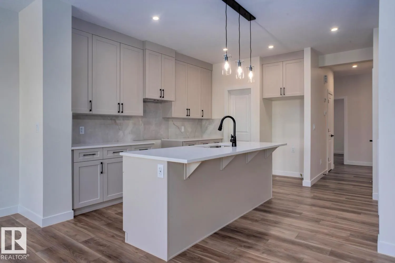 319 28 ST SW
