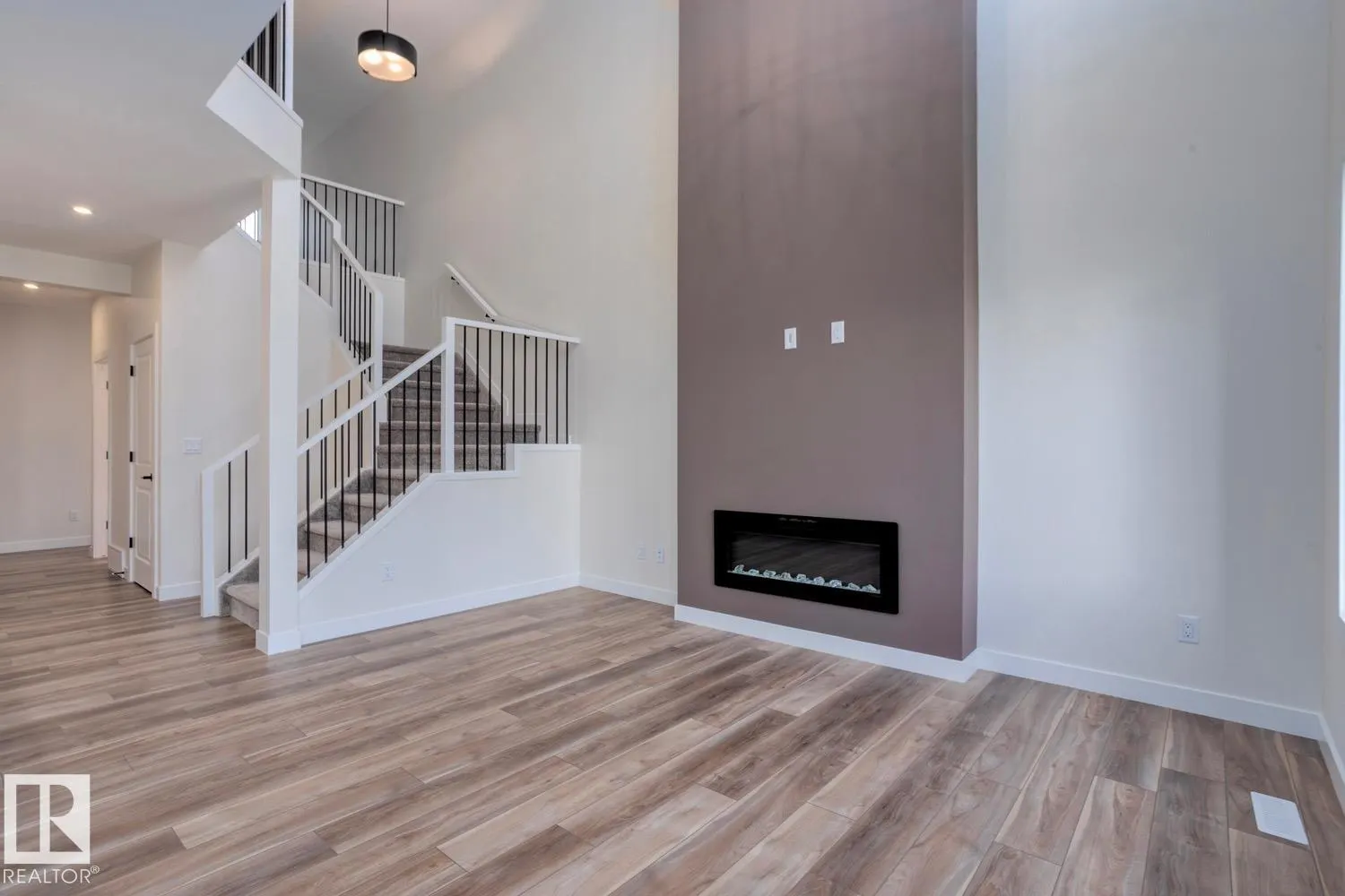319 28 ST SW