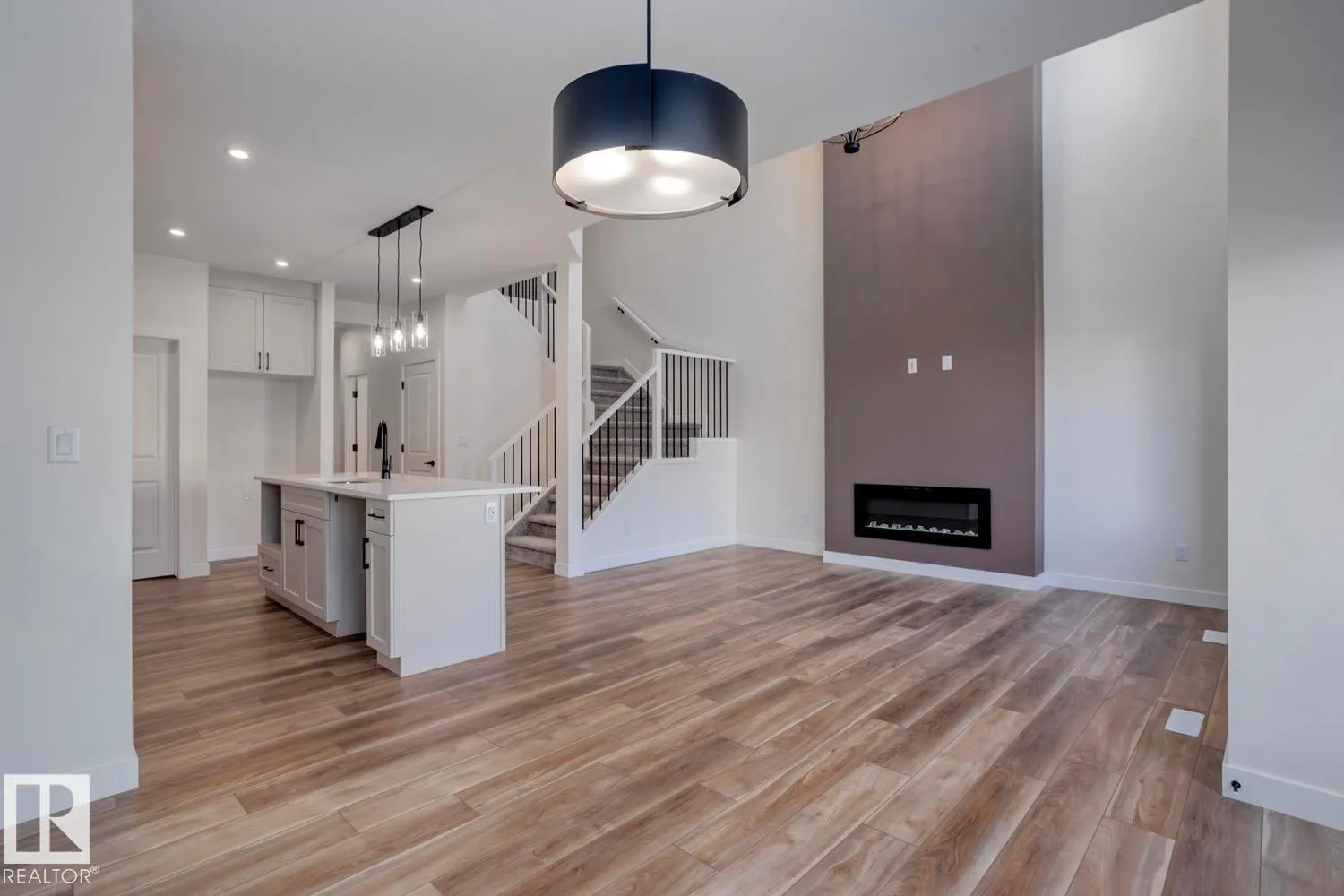 319 28 ST SW