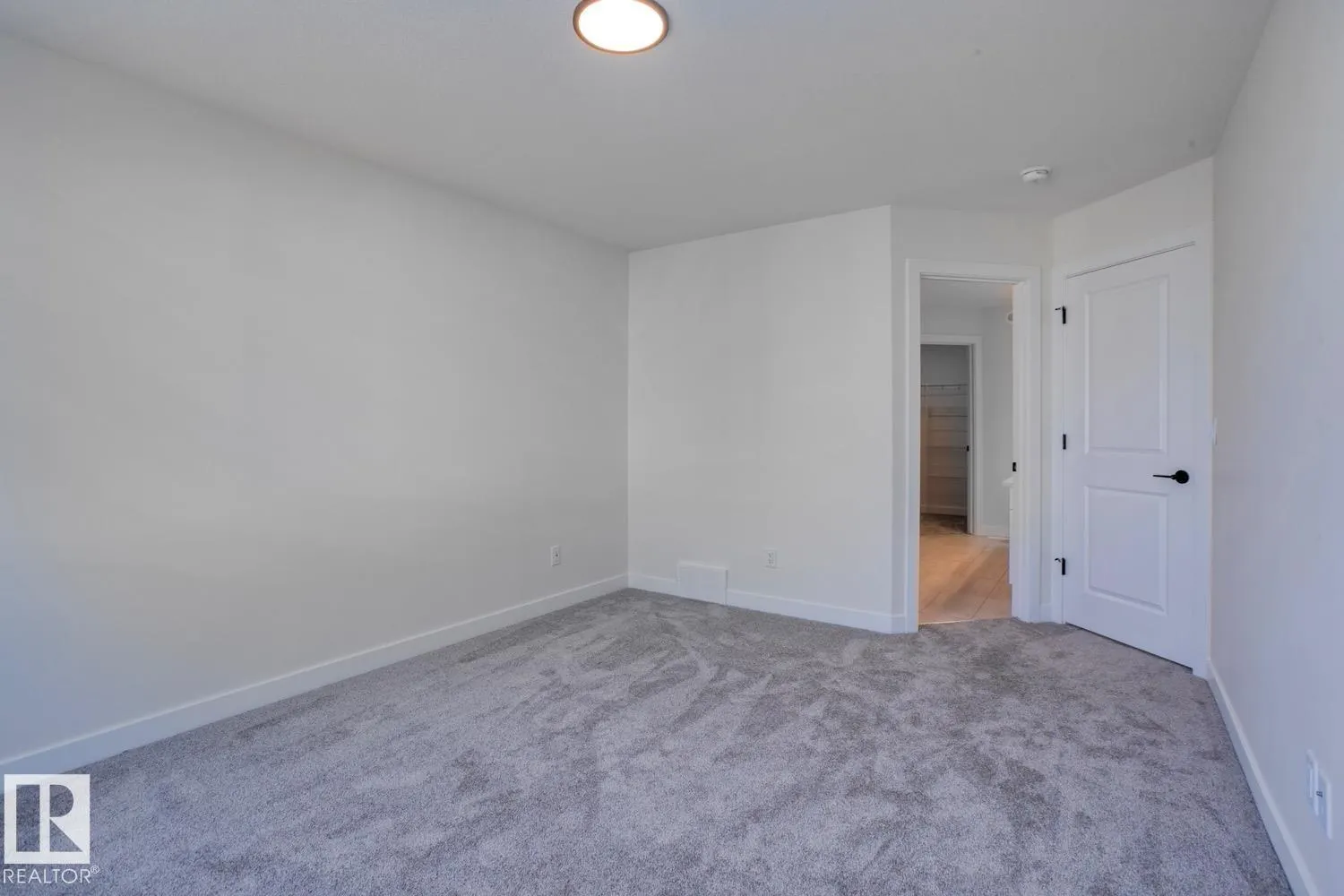 319 28 ST SW