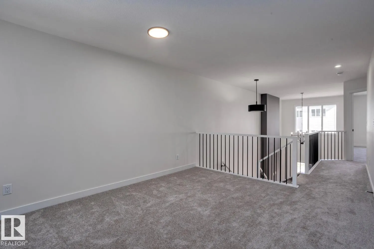 319 28 ST SW