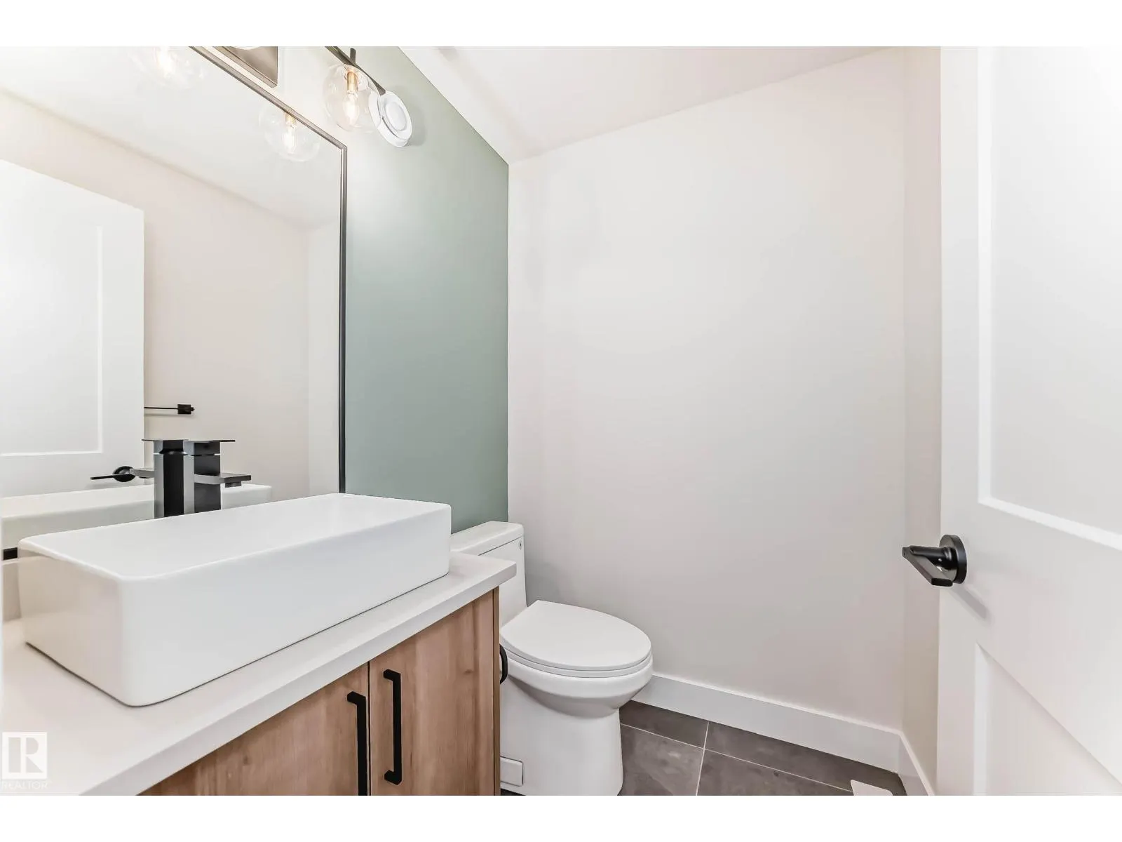 9633 85 ST NW
