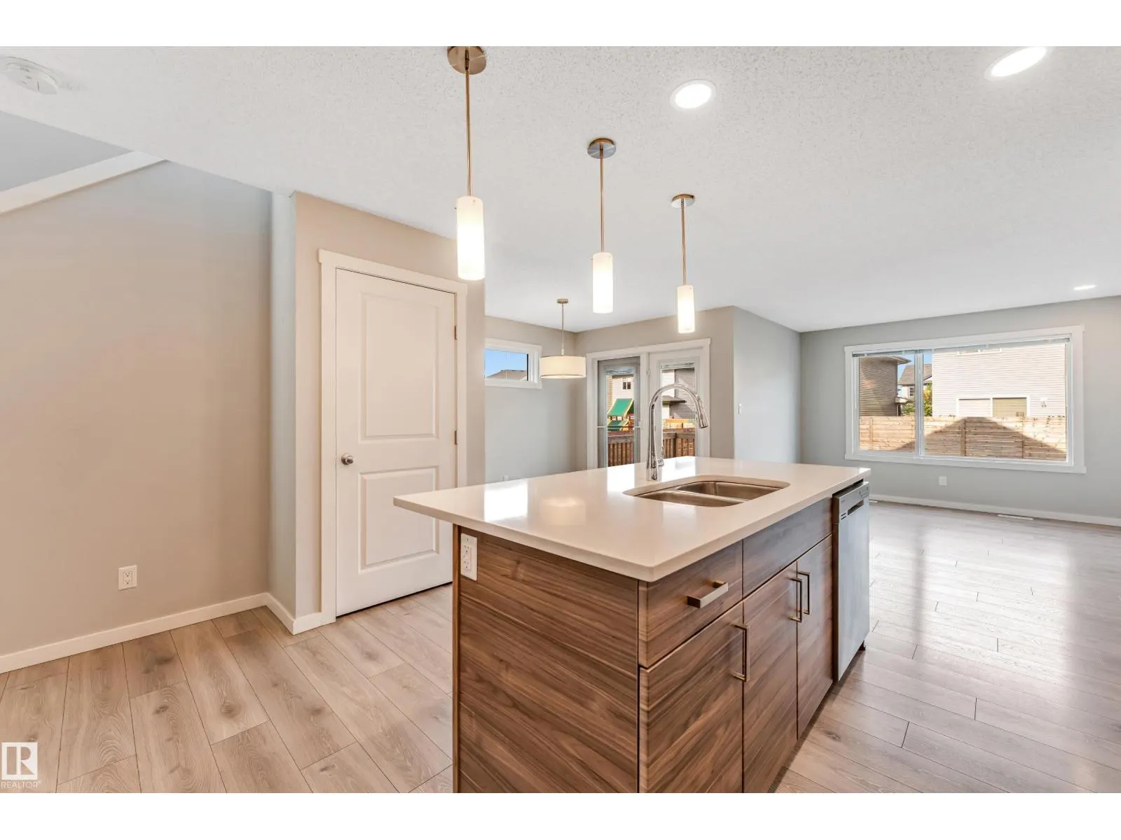 707 40 ST SW