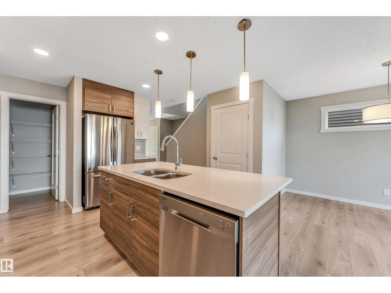707 40 ST SW