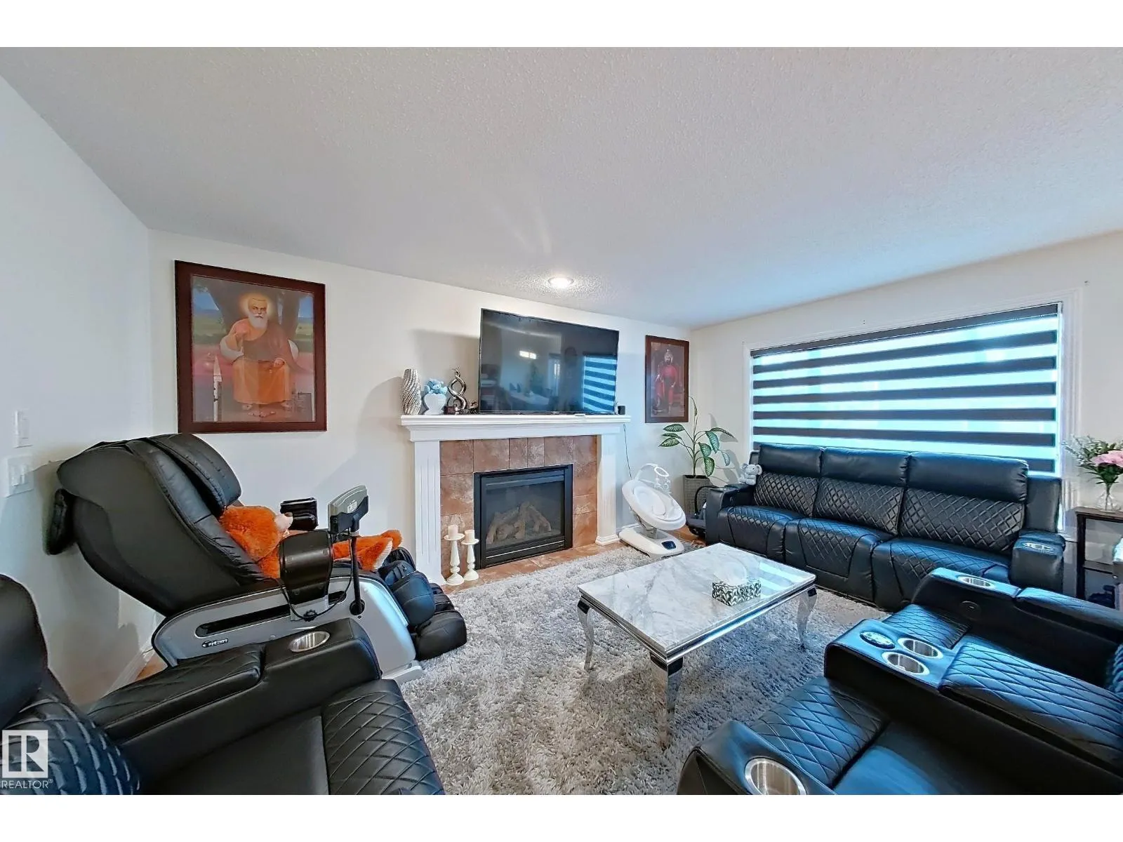 3008 24 AV NW
