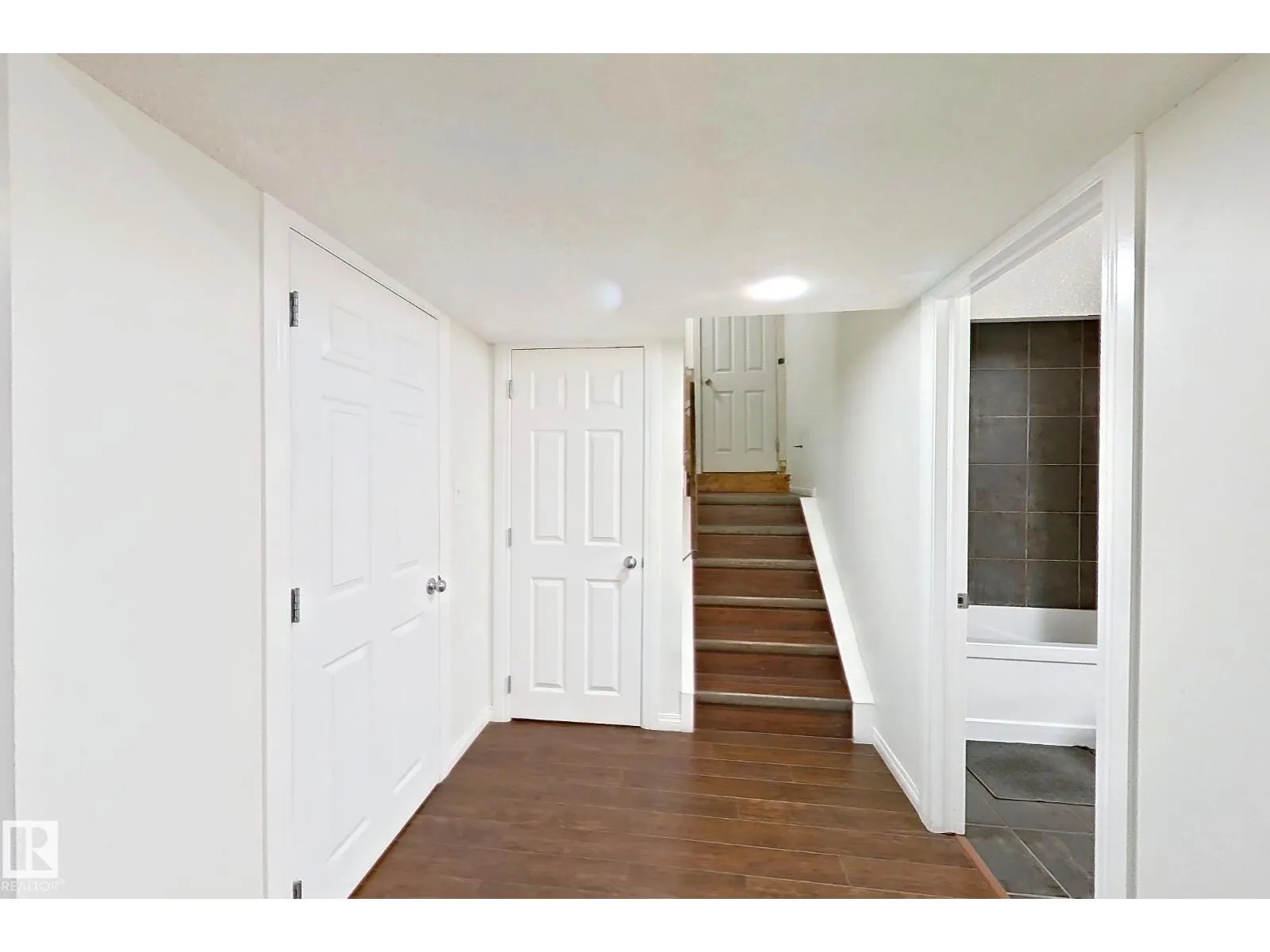 3008 24 AV NW