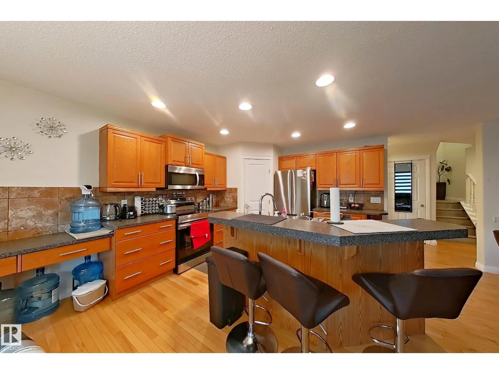 3008 24 AV NW