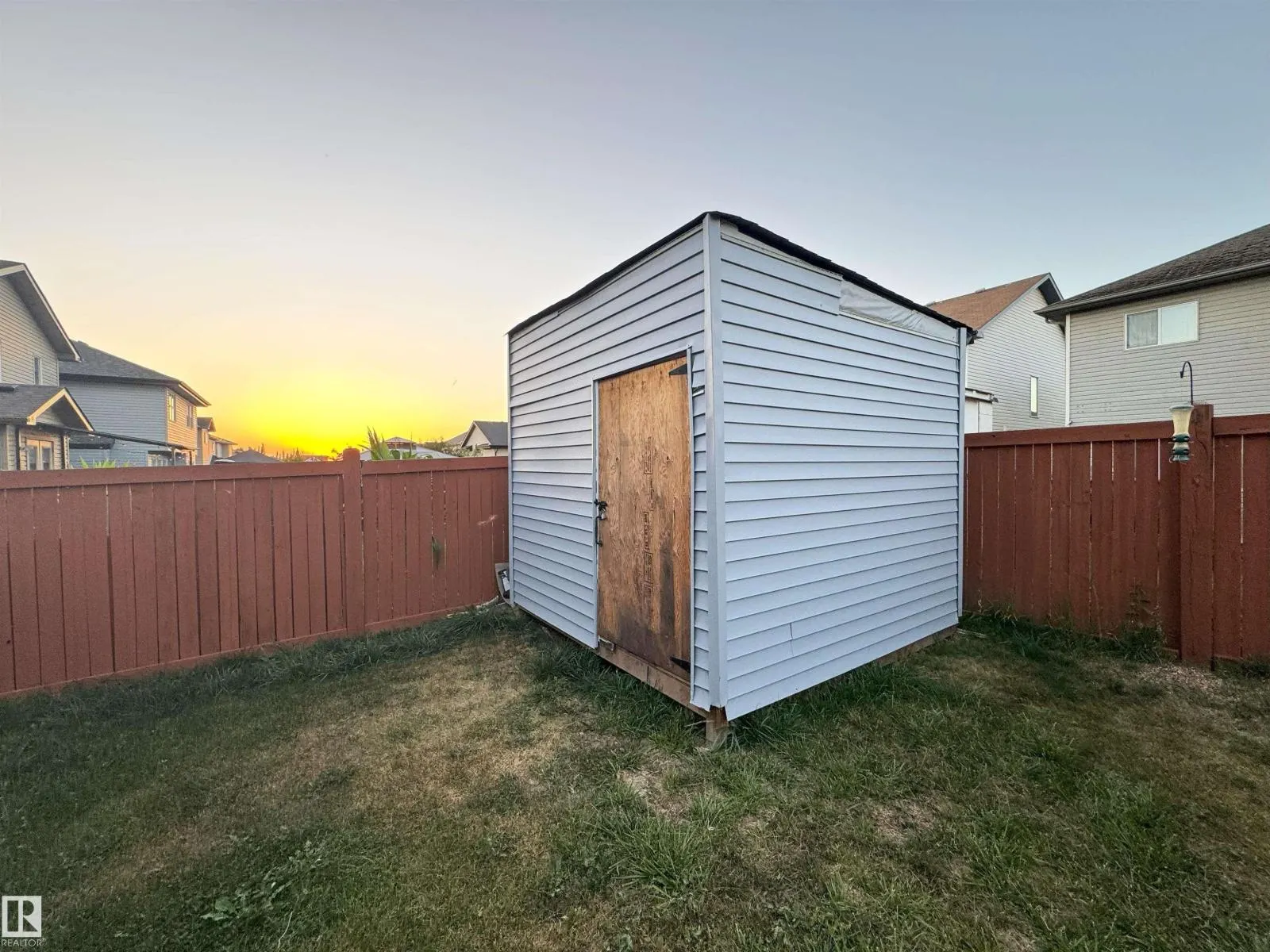 3008 24 AV NW