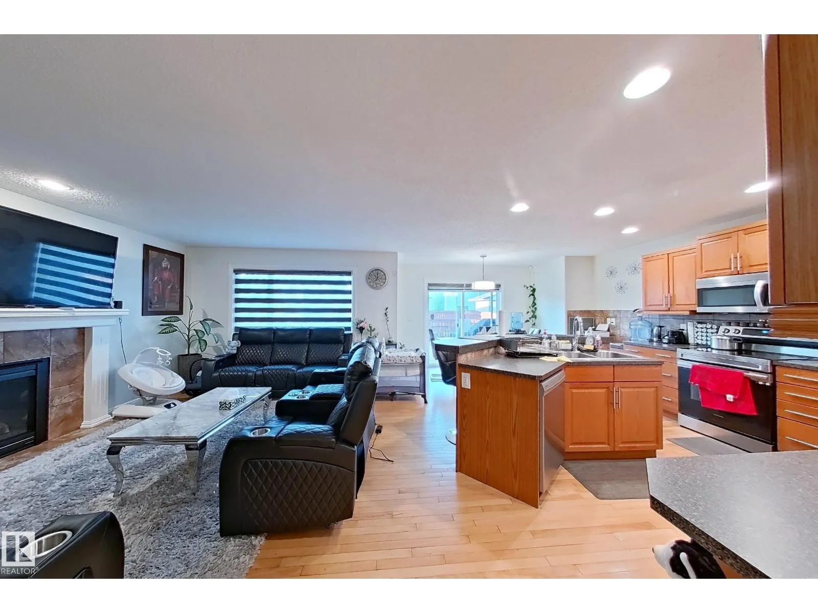 3008 24 AV NW