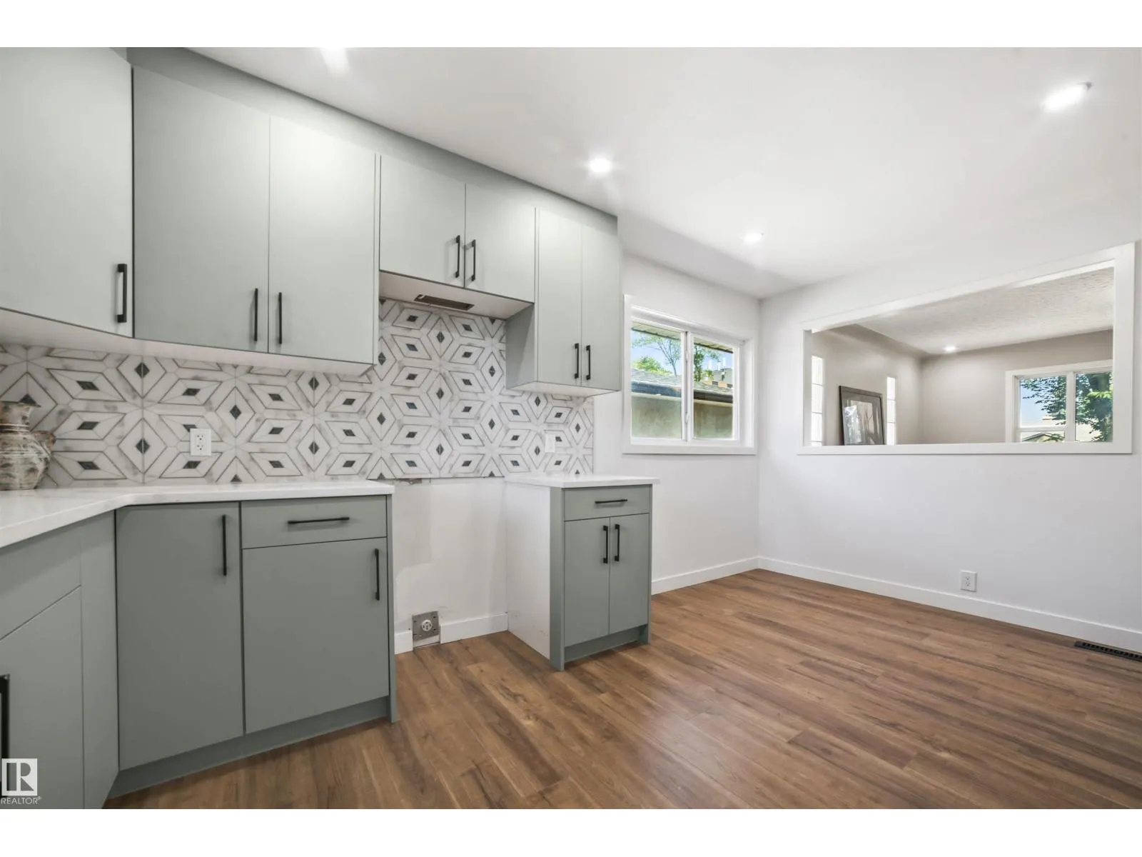 8125 84 AV NW