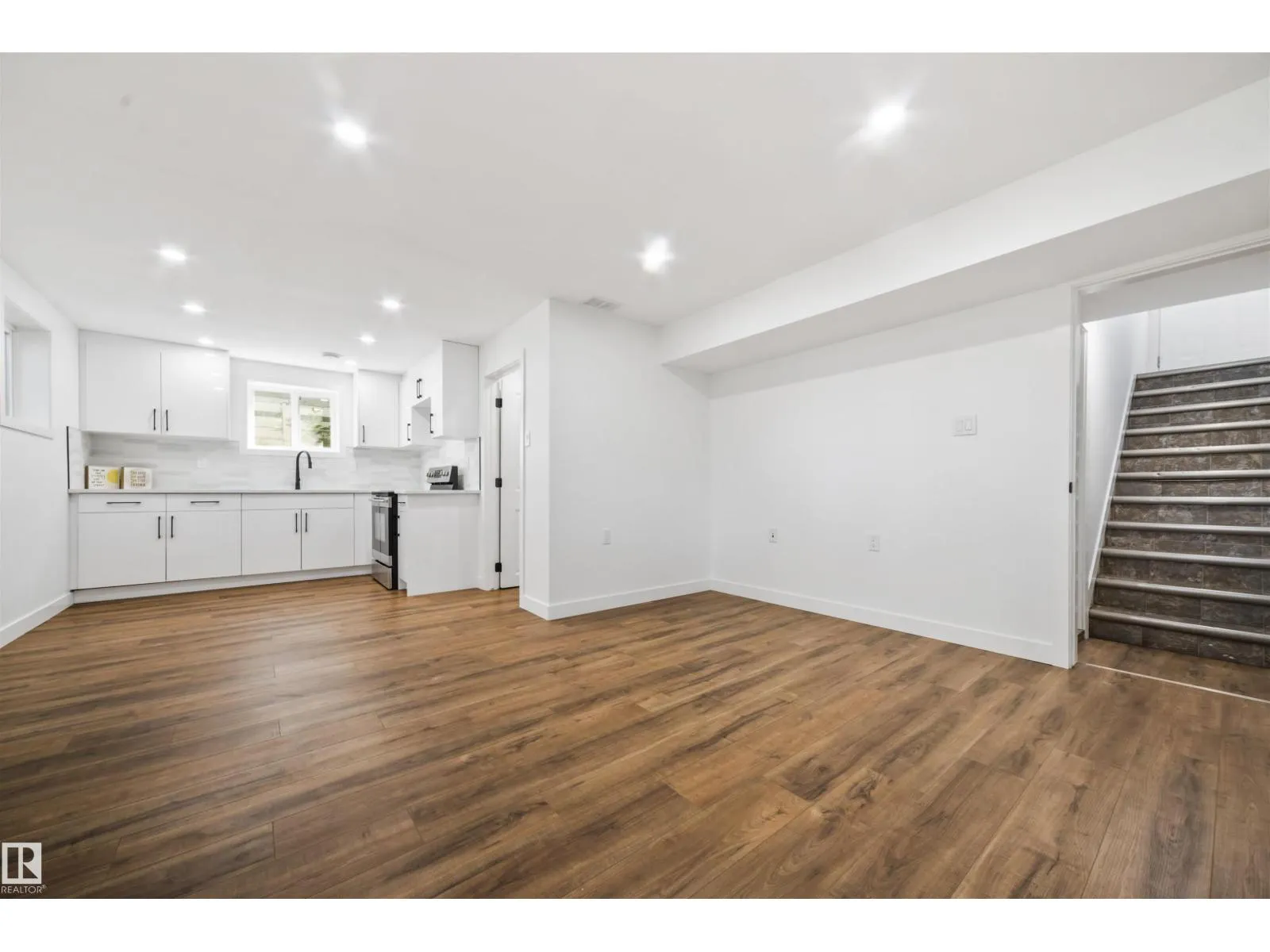 8125 84 AV NW