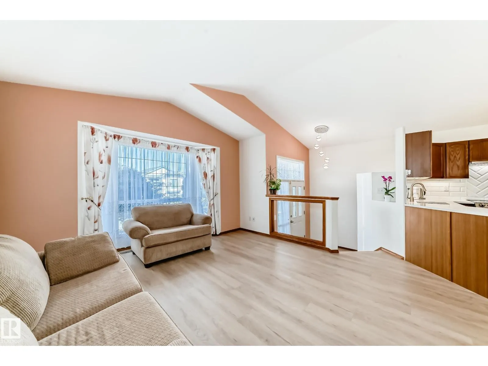 2115 36 AV NW