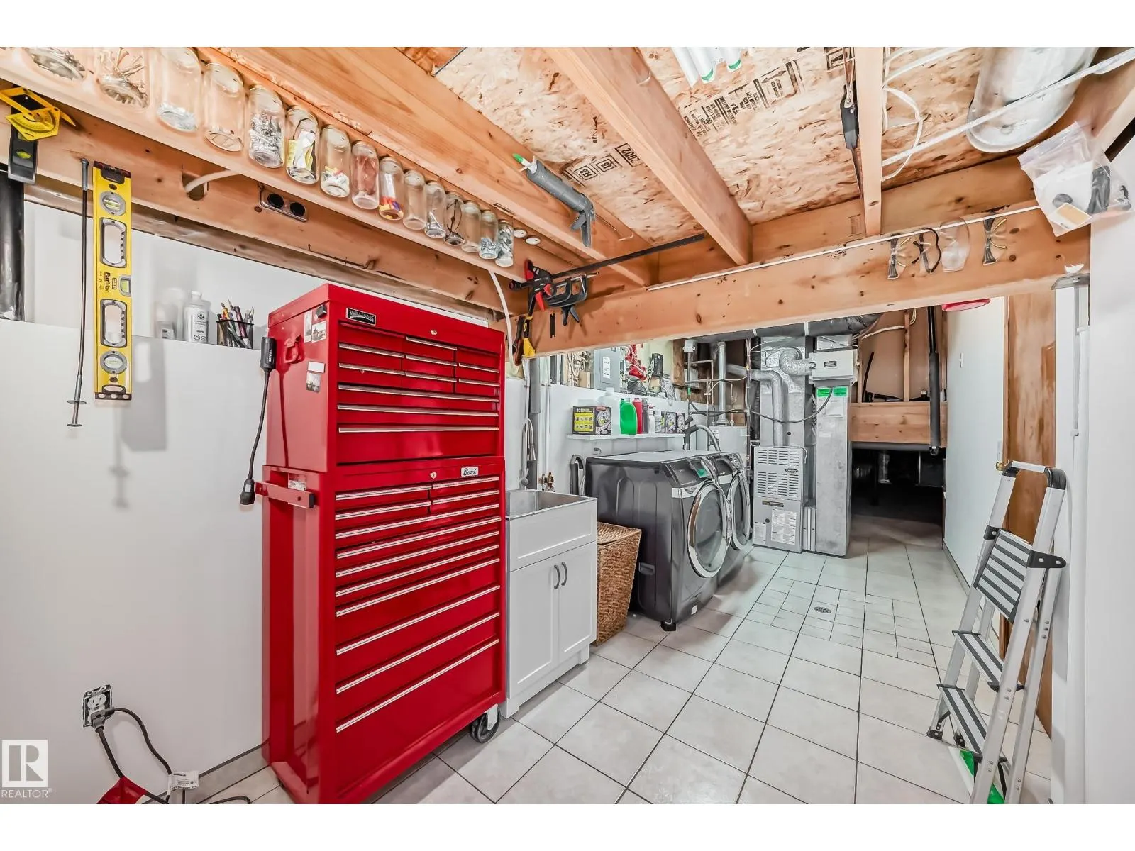 2115 36 AV NW