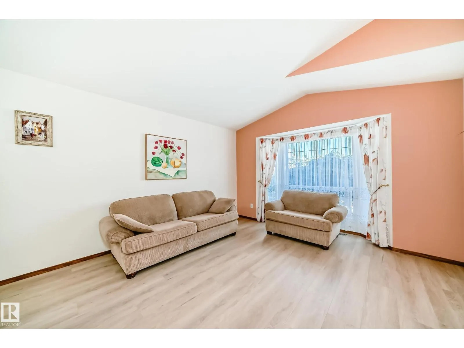 2115 36 AV NW