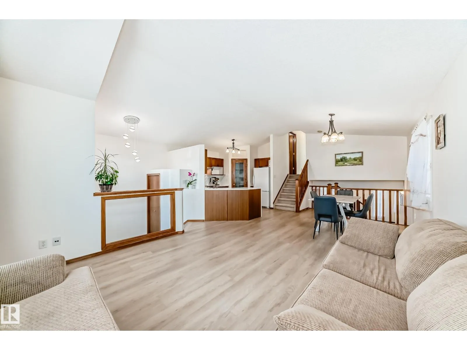 2115 36 AV NW