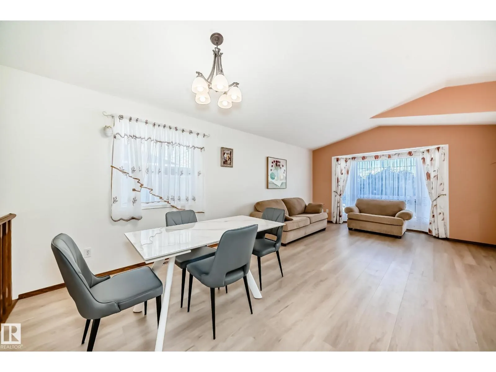 2115 36 AV NW