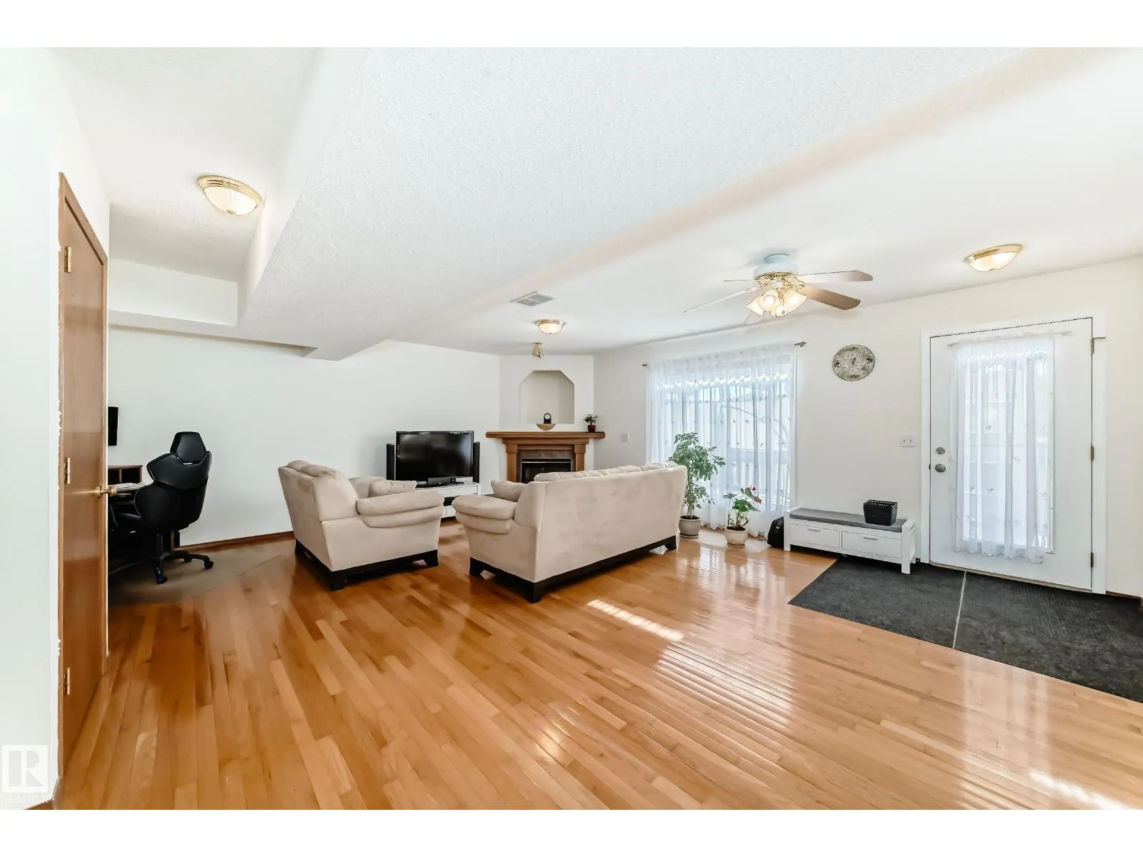 2115 36 AV NW