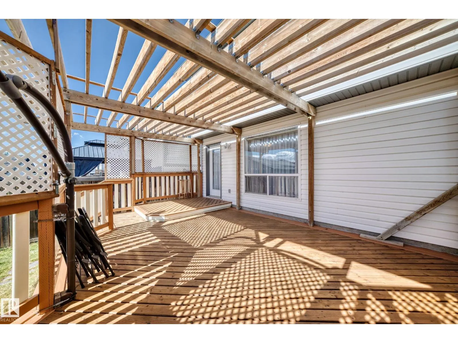 2115 36 AV NW