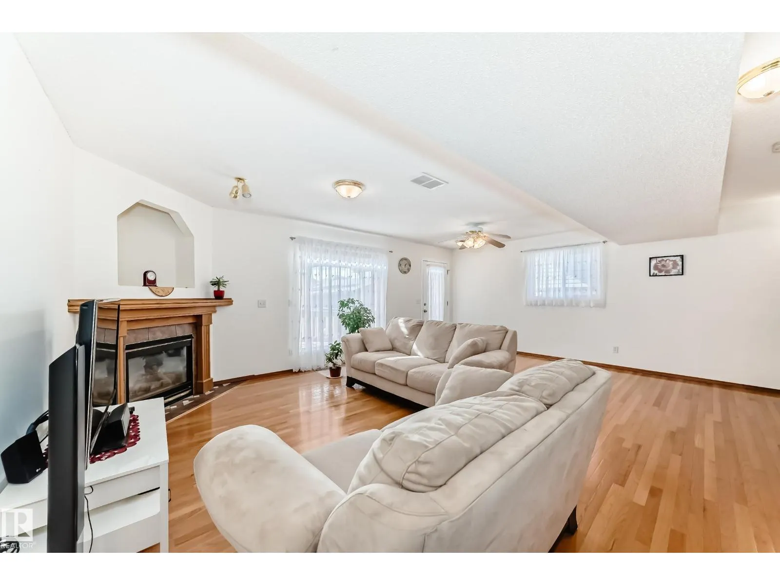 2115 36 AV NW