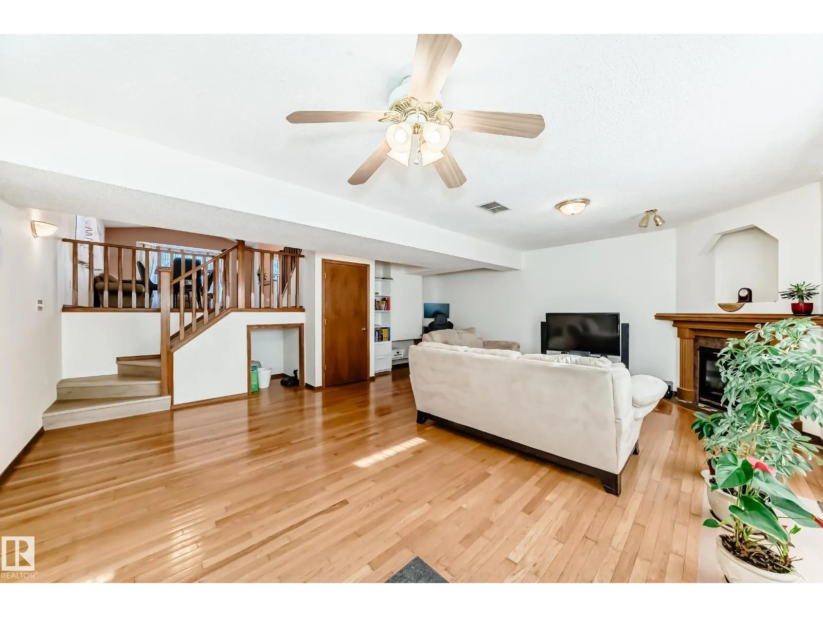 2115 36 AV NW