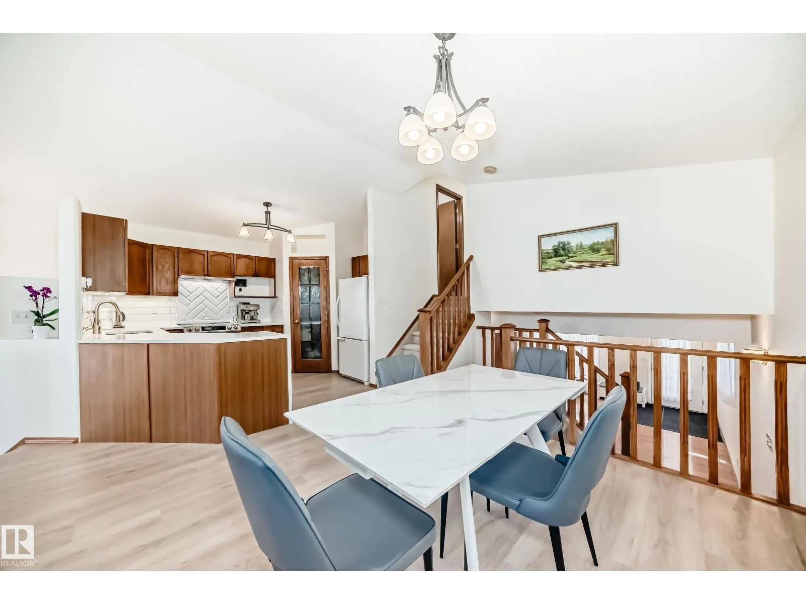 2115 36 AV NW