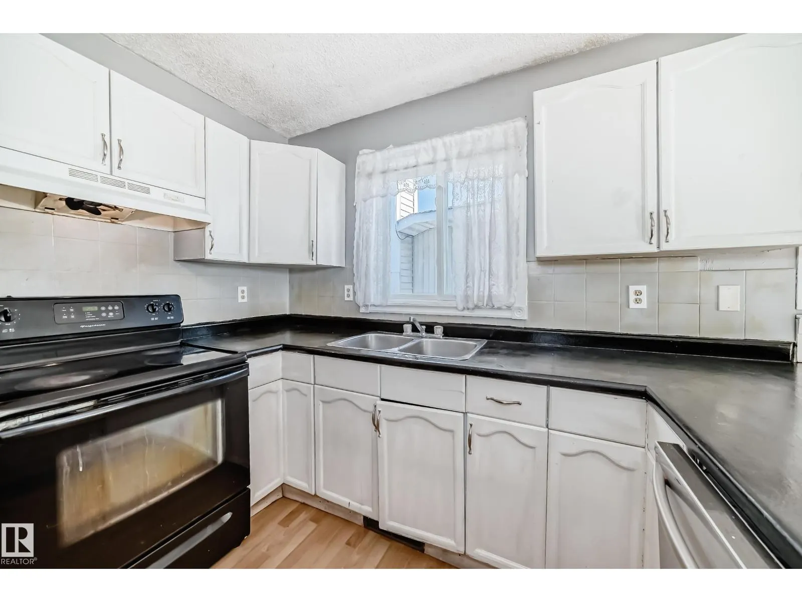 325 Warwick RD NW