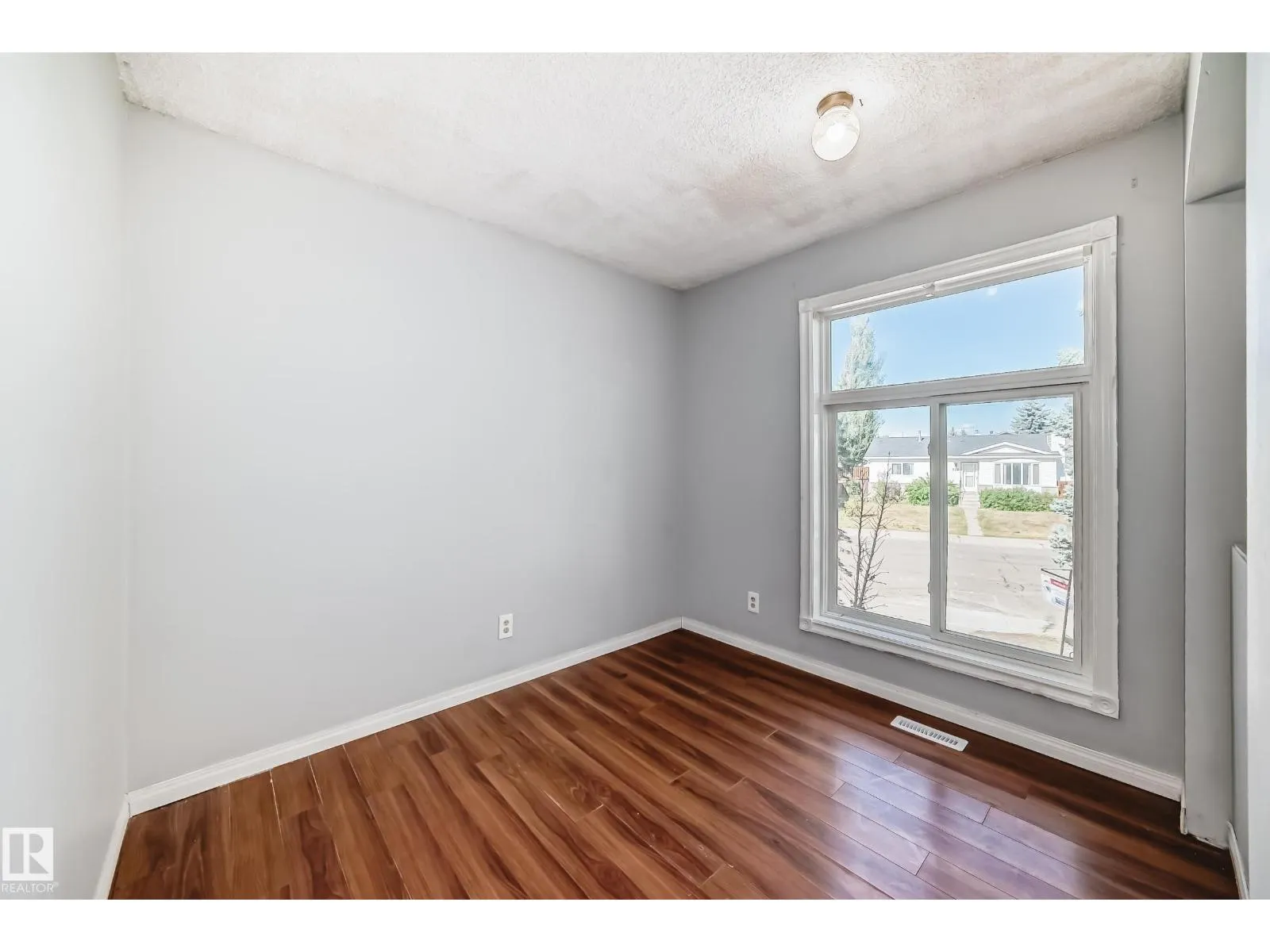 325 Warwick RD NW