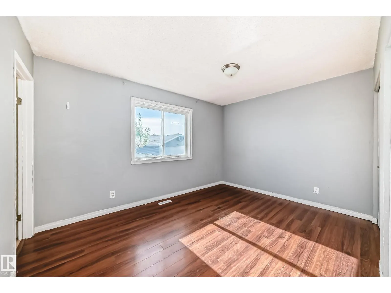 325 Warwick RD NW