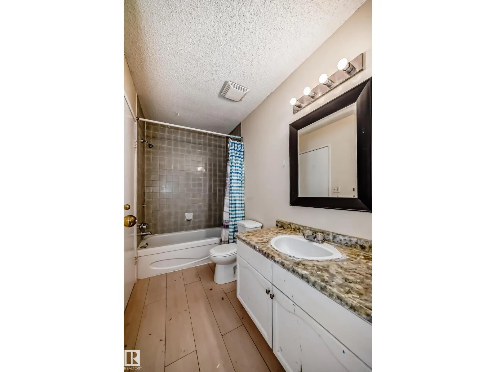 325 Warwick RD NW