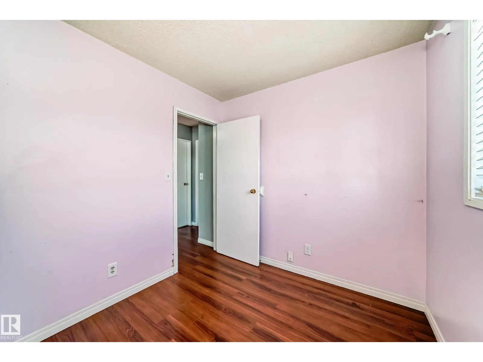 325 Warwick RD NW