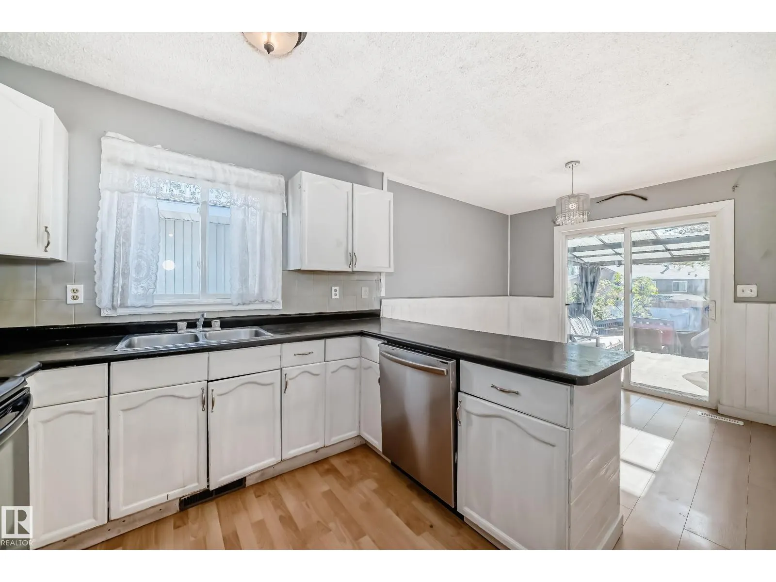 325 Warwick RD NW