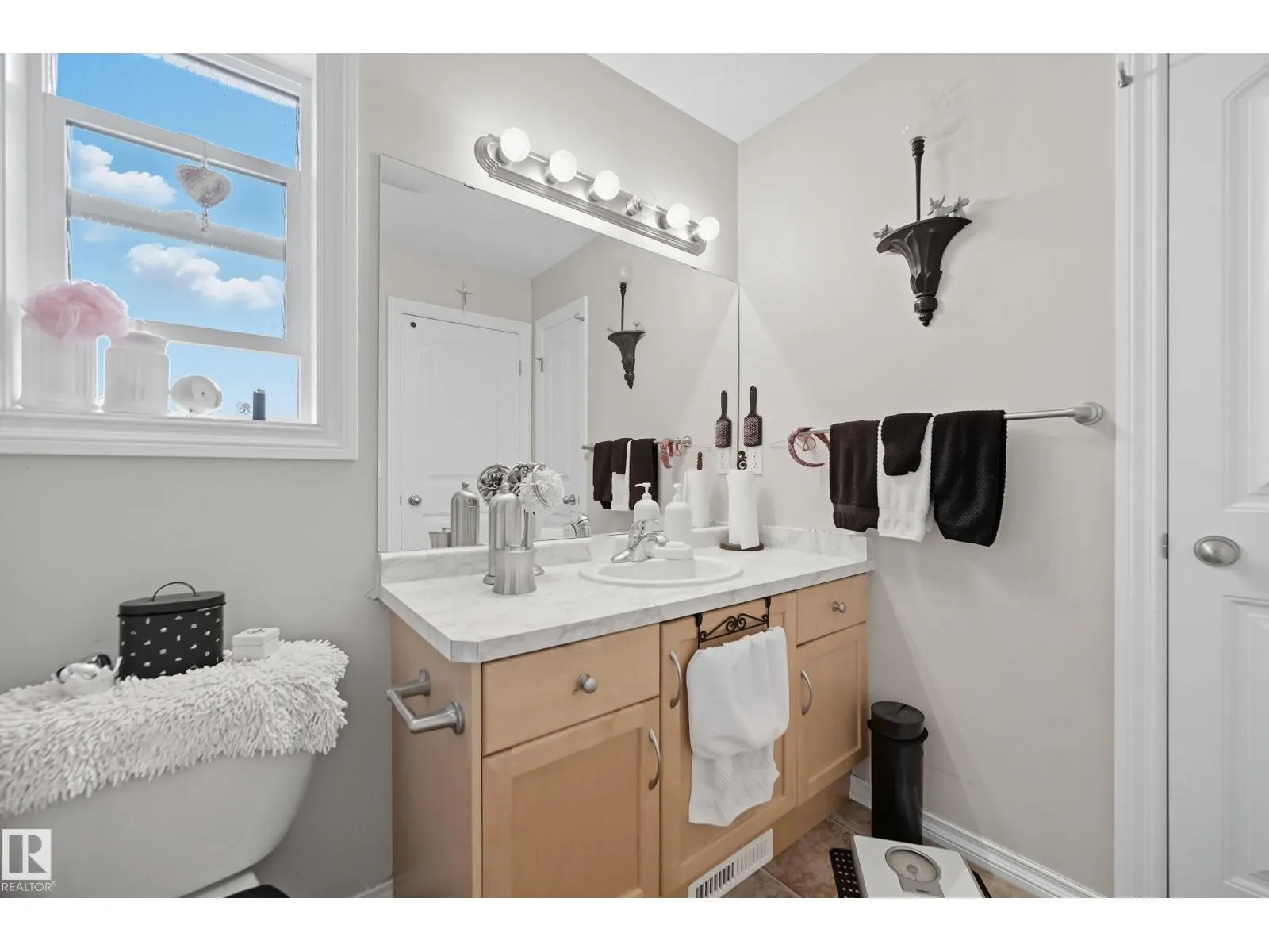 11236 84 ST NW